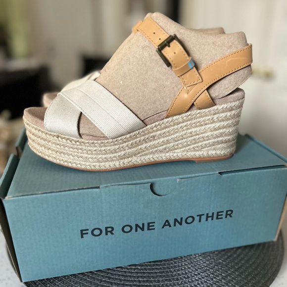 Like New Toms Willow Natural Shimmer Canvas/Honey Leather espadrilles Size 6 - Picture 5 of 9